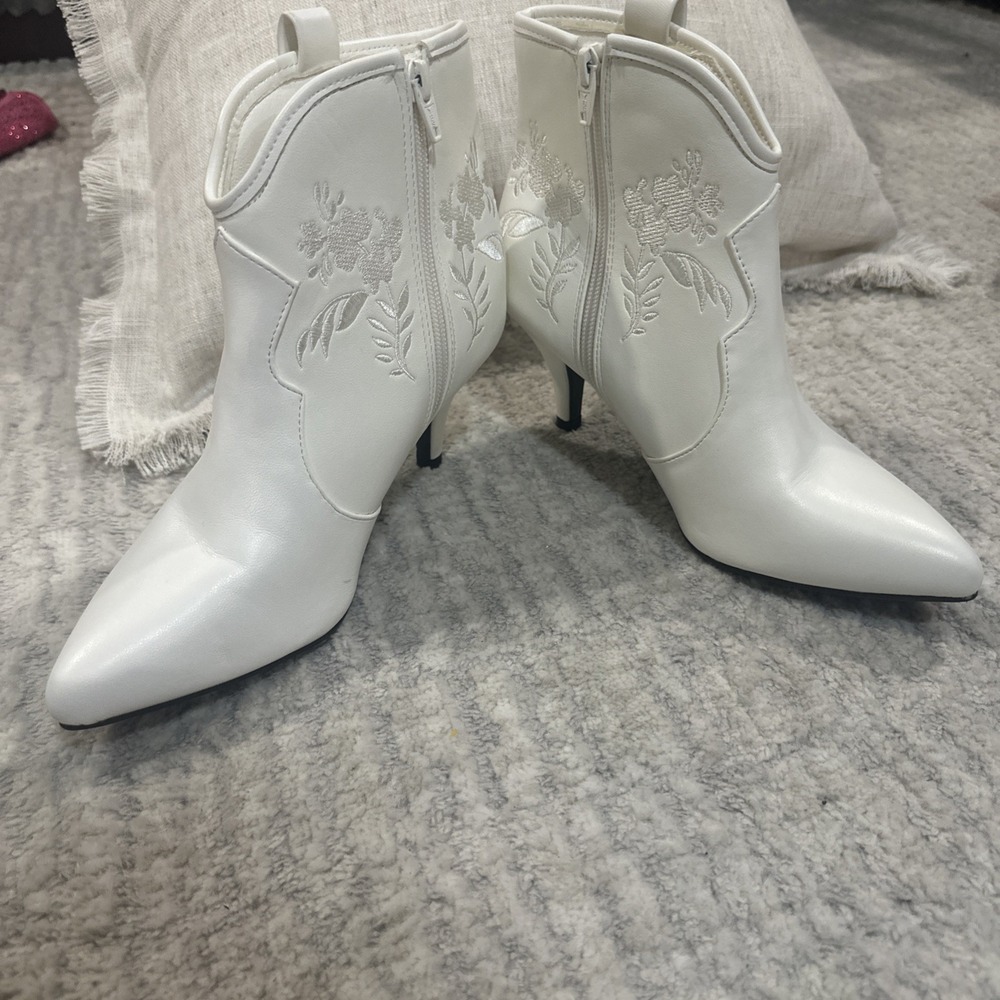 Cato Comfort Ankle Boots Rodeo Cowgirl Women's Size 7M White Embroidered Heeled - Picture 8 of 14